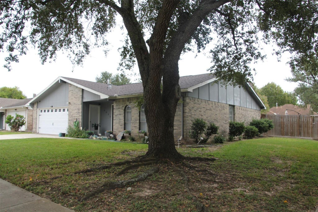 Photo of 3035 Meadowview Dr Corner, Missouri City, TX 77459 (MLS # 44277401)