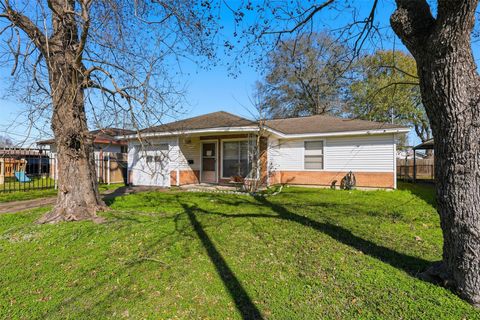Homes For Sale - 5707 Waltrip Street<br/> Houston, TX 77087
