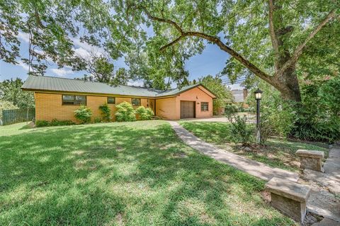 Photo of 409 W Buffalo Street Street, Caldwell, TX 77836 (MLS # 87598317)