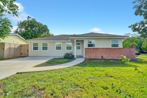 Photo of 713 Scarborough Lane, Pasadena, TX 77506 (MLS # 56187026)