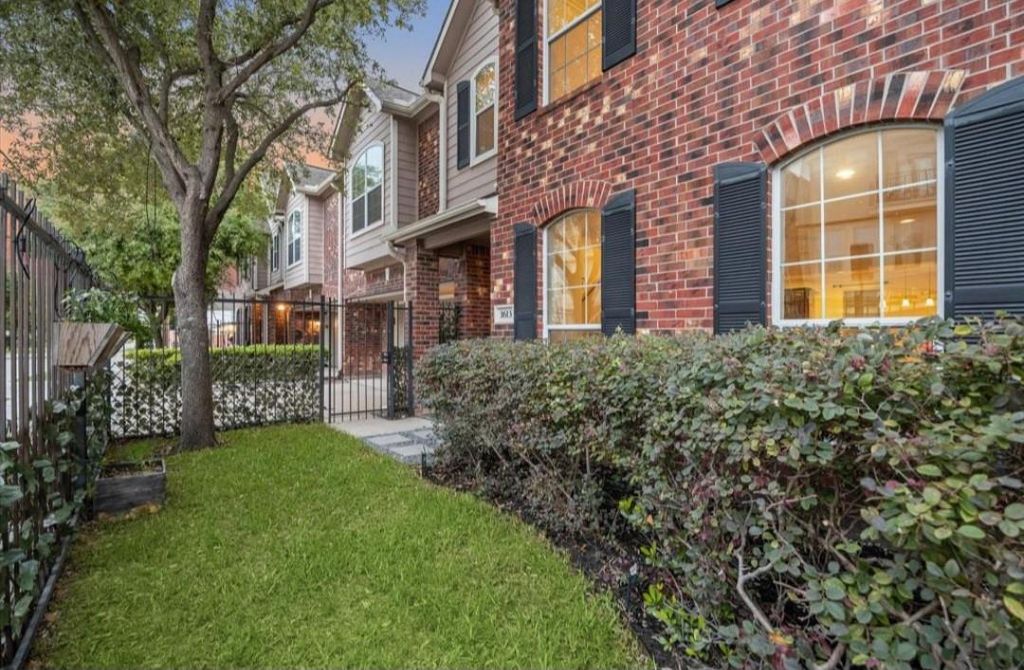 Photo of 1613 W 15th Street, Houston, TX 77008 (MLS # 28805689)