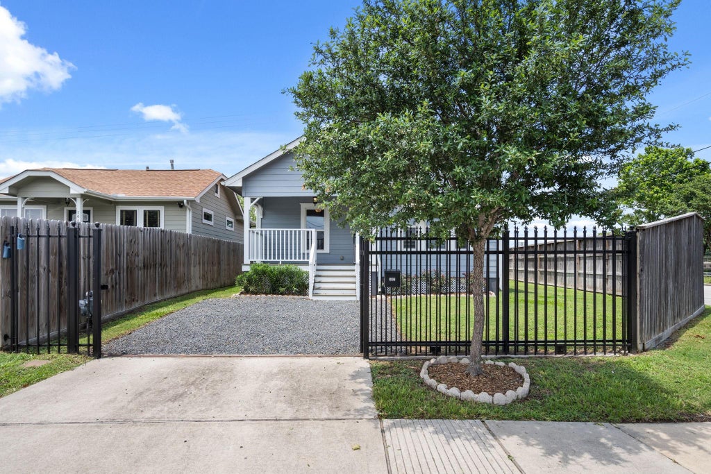 Photo of 502 Dell Court, Houston, TX 77009 (MLS # 31974237)