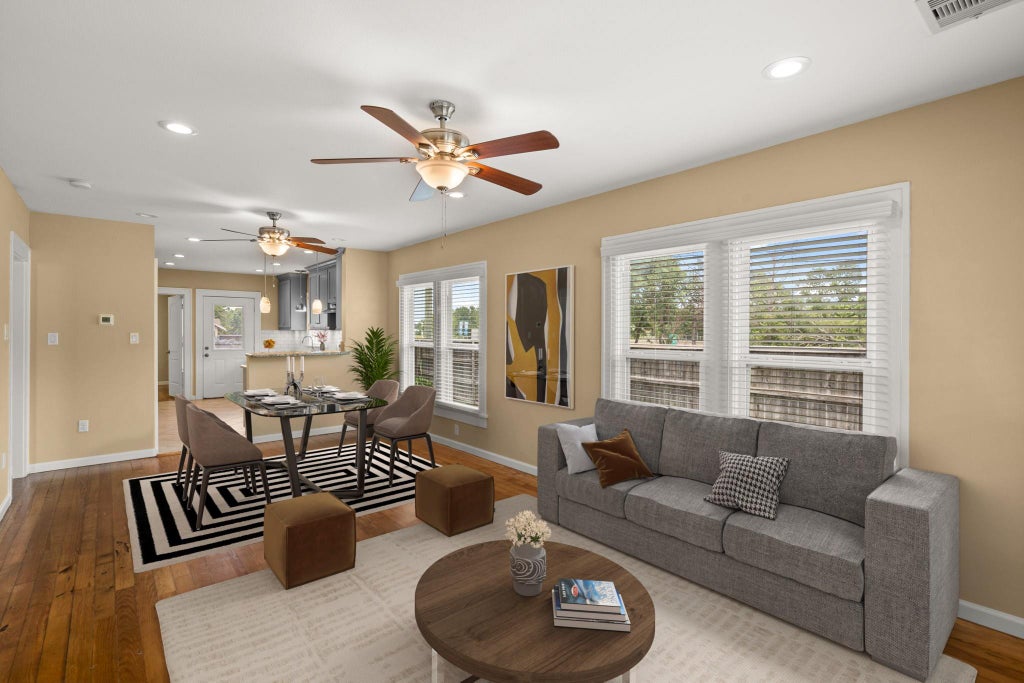 Photo of 502 Dell Court, Houston, TX 77009 (MLS # 31974237)