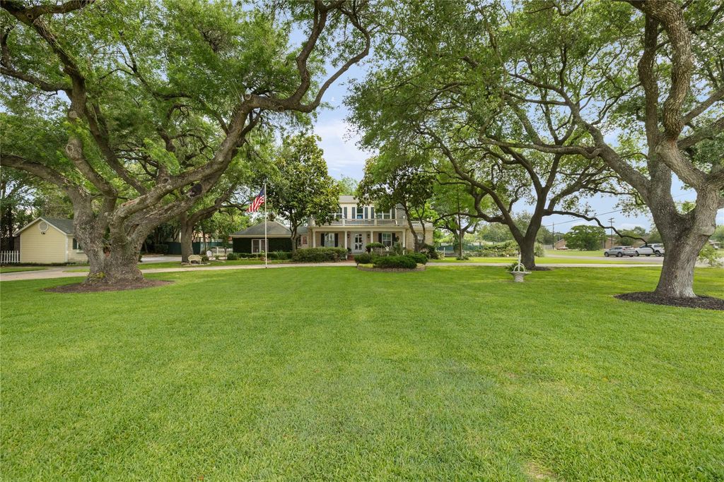 Photo of 916 E James Street, Baytown, TX 77520 (MLS # 34683682)