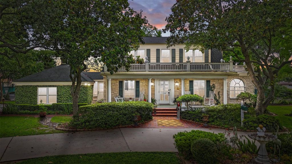 Photo of 916 E James Street, Baytown, TX 77520 (MLS # 34683682)