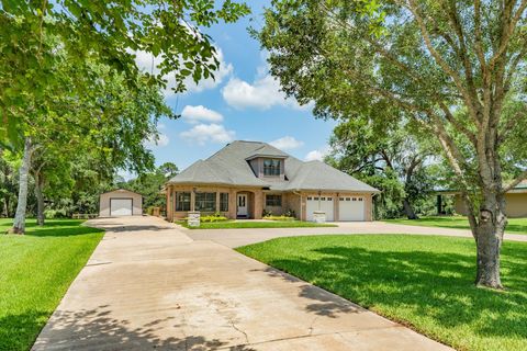 Photo of 41 Robinhood Lane, Clute, TX 77531 (MLS # 23272808)