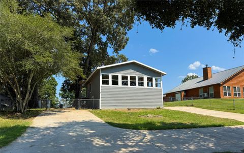 Photo of 391 E Oak Shadows, Onalaska, TX 77360 (MLS # 90013903)