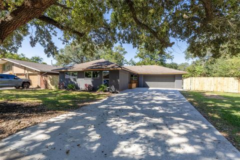 Photo of 11106 Huggins Drive, Houston, TX 77035 (MLS # 98134172)