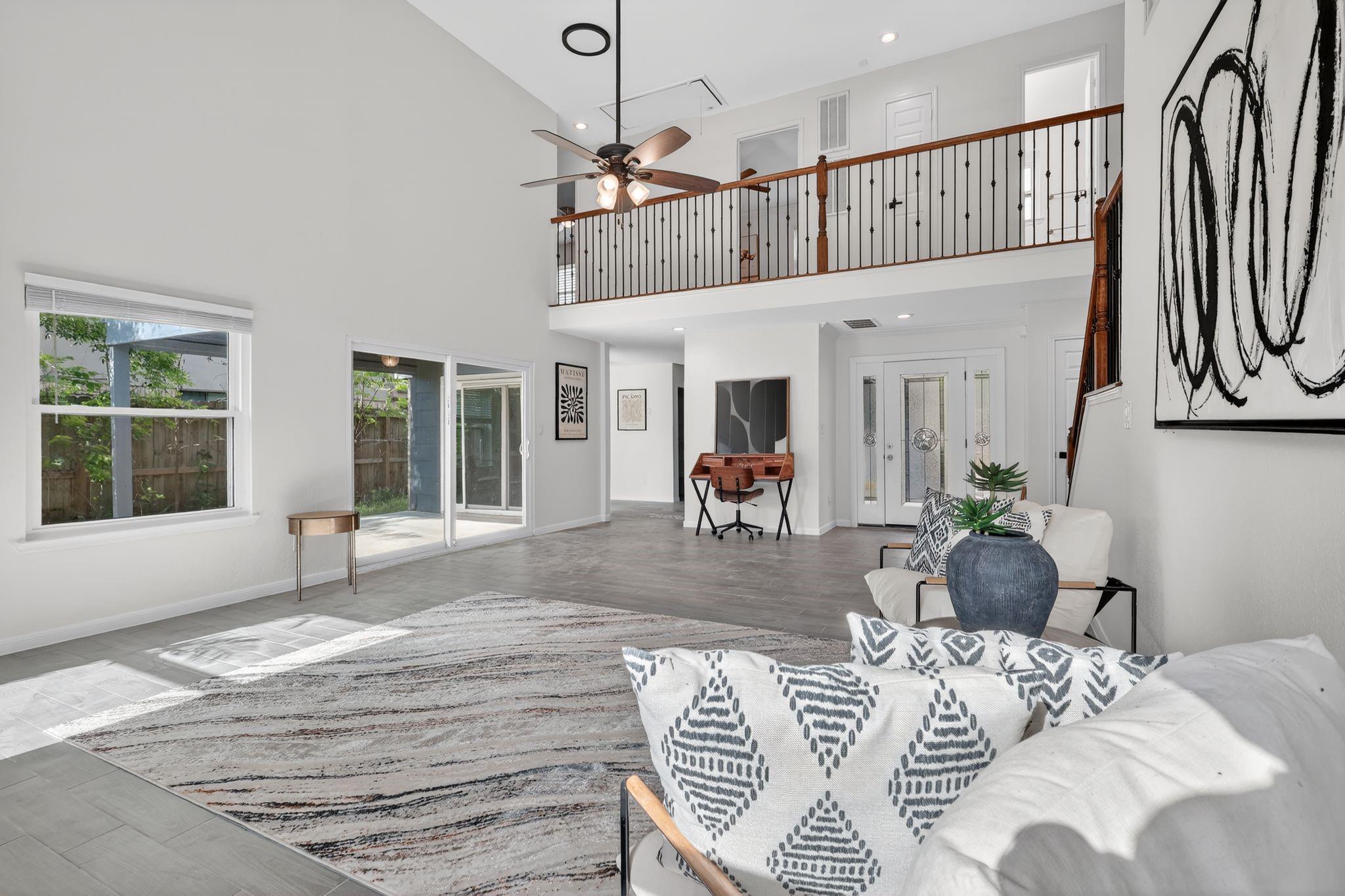 417 W Hillary Circle