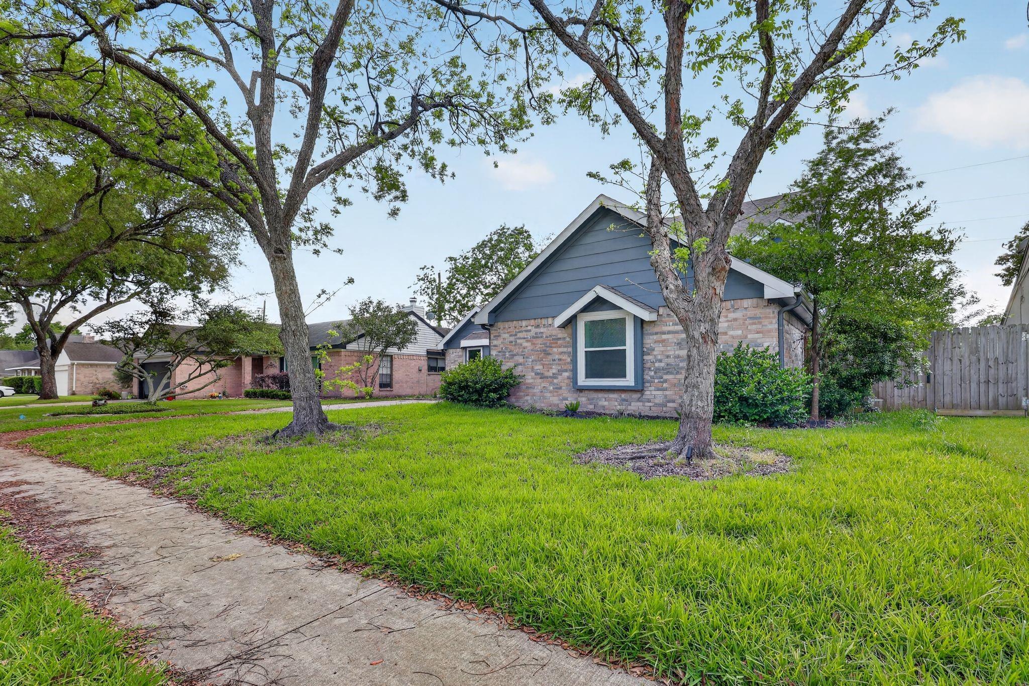 417 W Hillary Circle