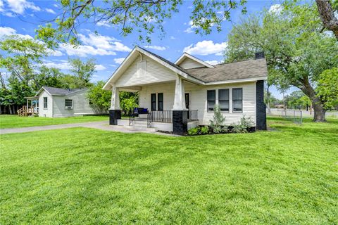 Photo of 211 E West Street, El Campo, TX 77437 (MLS # 82556951)