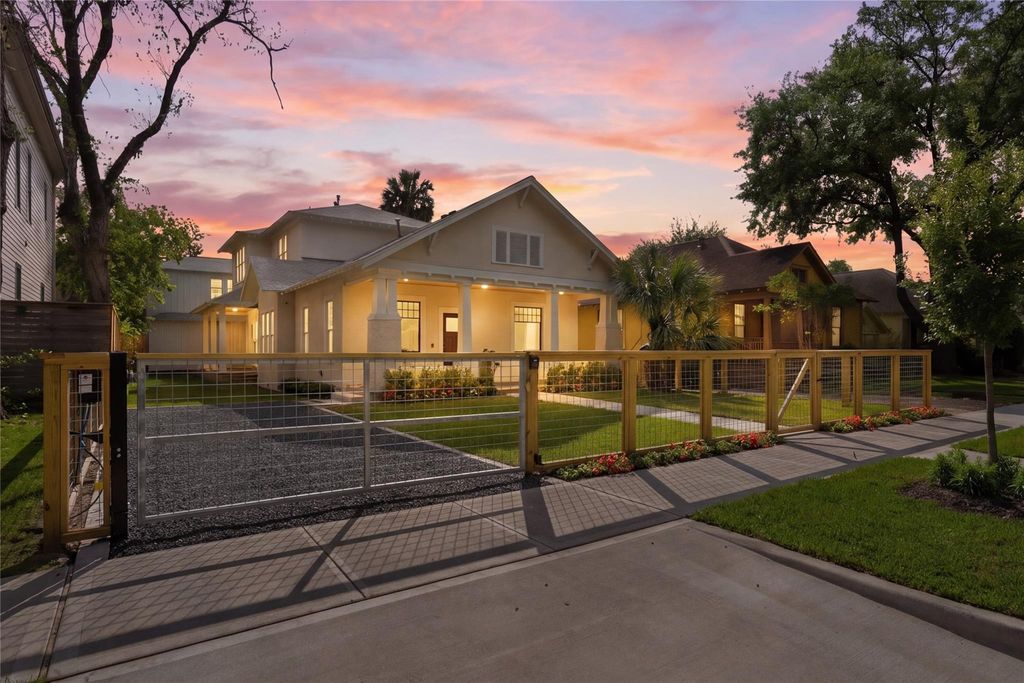 Photo of 1236 Columbia Street, Houston, TX 77008 (MLS # 31038021)