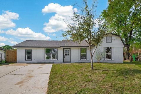 Photo of 118 W Doverfield Drive, Houston, TX 77037 (MLS # 35733346)