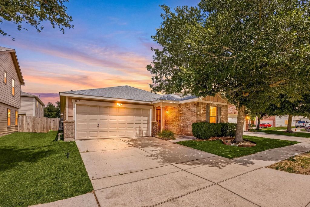 Photo of 1010 Hummingbird Point Lane, Houston, TX 77090 (MLS # 16268808)