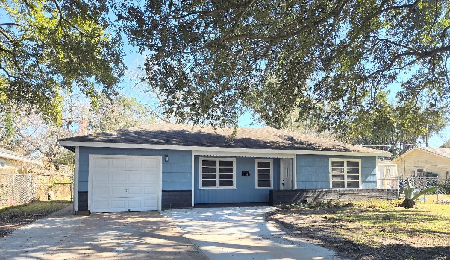 1103 W Camp Circle