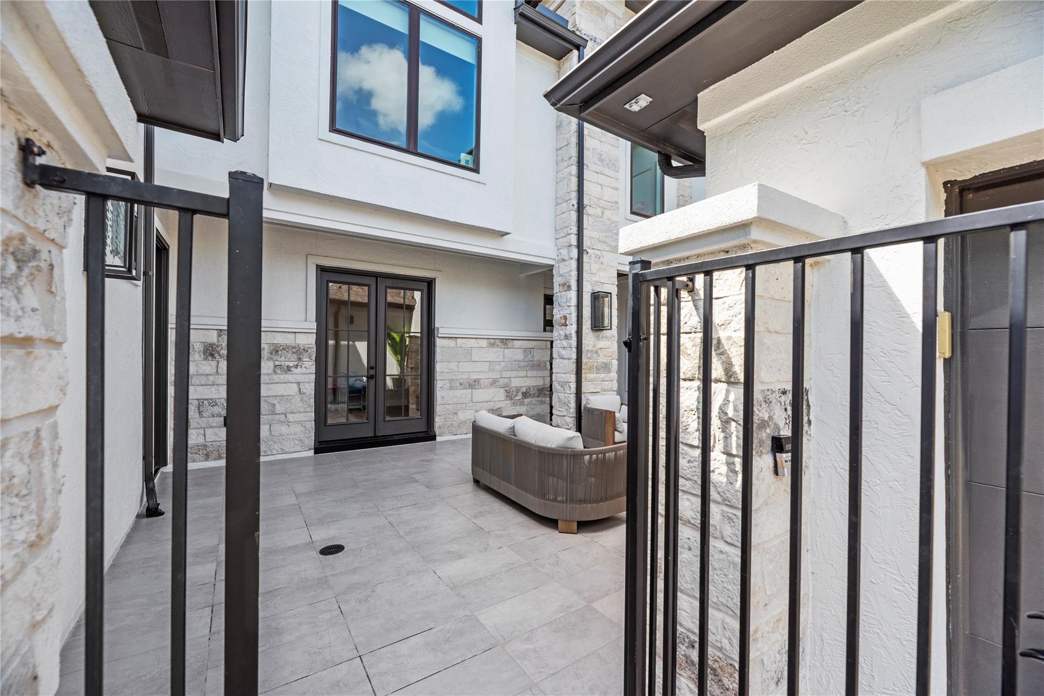 8907 Orchard Cove
