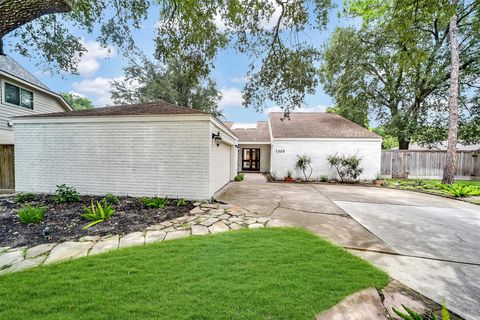Photo of 2303 Willow Lake Drive, Houston, TX 77077 (MLS # 51100429)