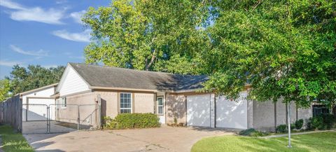 Photo of 305 Baycrest Drive, League City, TX 77573 (MLS # 40037918) Photo of 305 Baycrest Drive, League City, TX 77573 (MLS # 40037918)