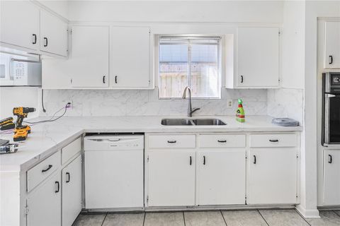 Tiny photo for 2719 Meadow Lane, Houston, TX 77568 (MLS # 79299636)