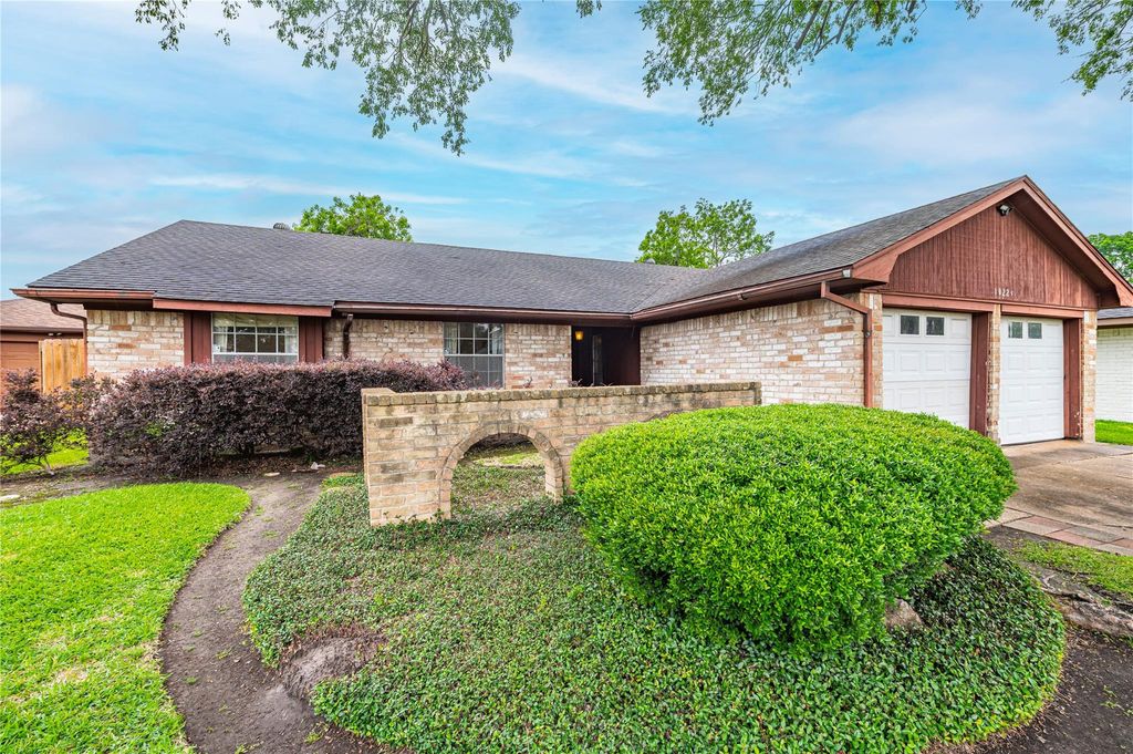 Photo of 10223 Kirkglen Drive, Houston, TX 77089 (MLS # 55436441)