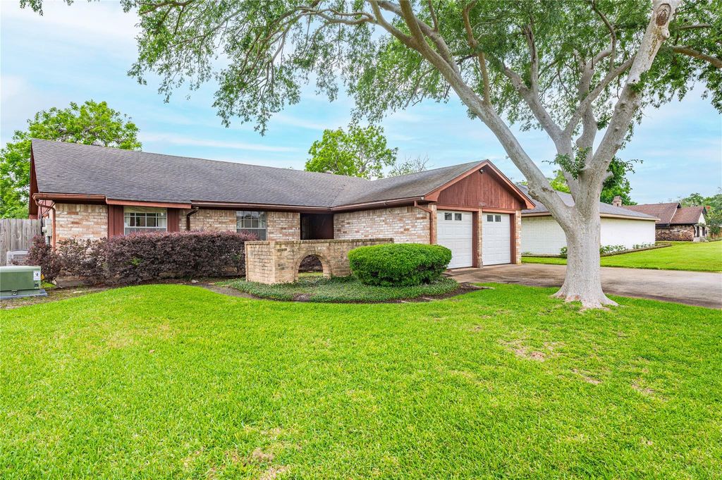 Photo of 10223 Kirkglen Drive, Houston, TX 77089 (MLS # 55436441)