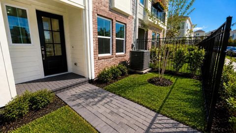 Photo of 6340 Paddington Bend Drive, Houston, TX 77008 (MLS # 70649455)