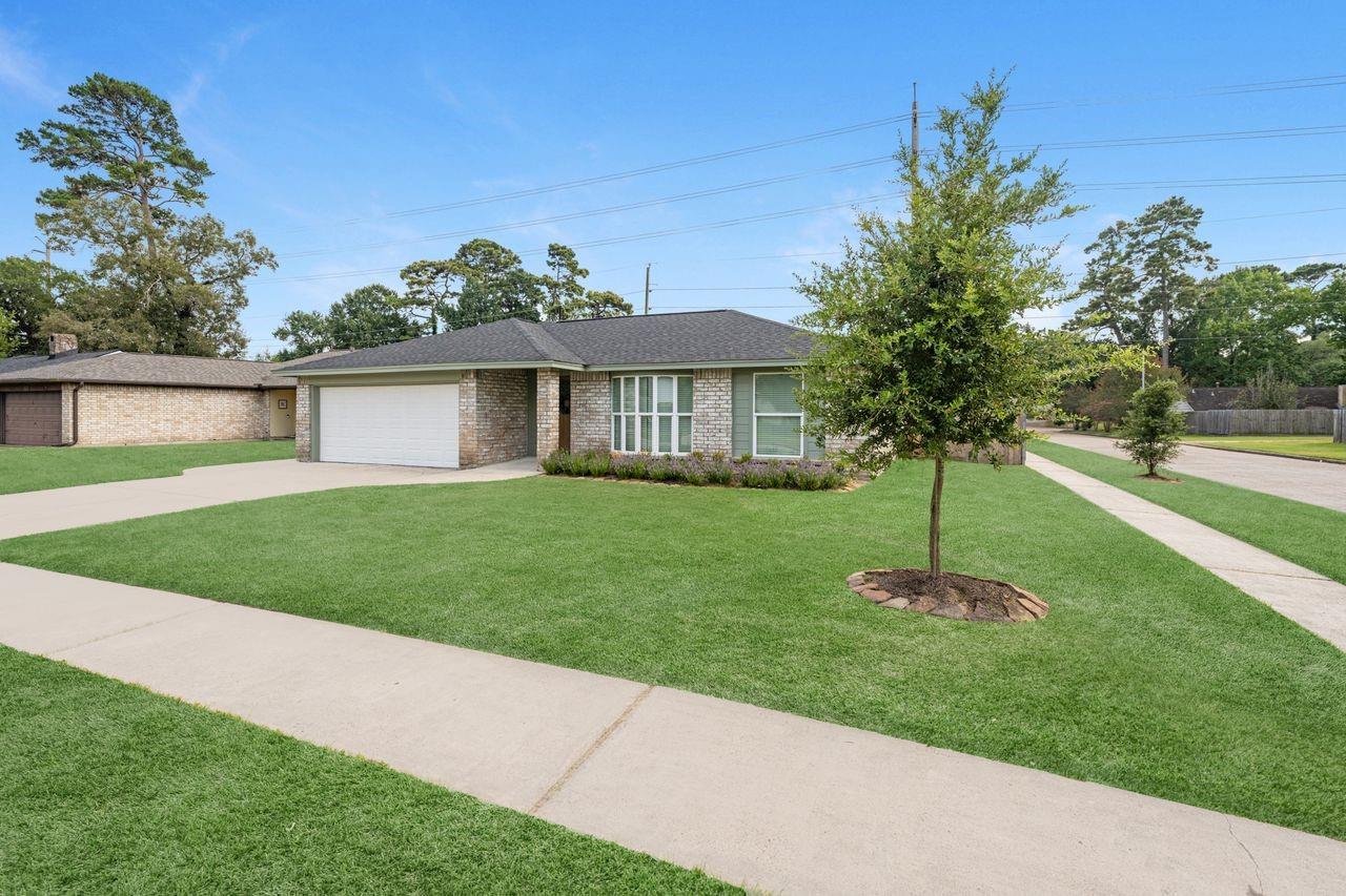 5202 Moonshadows Drive