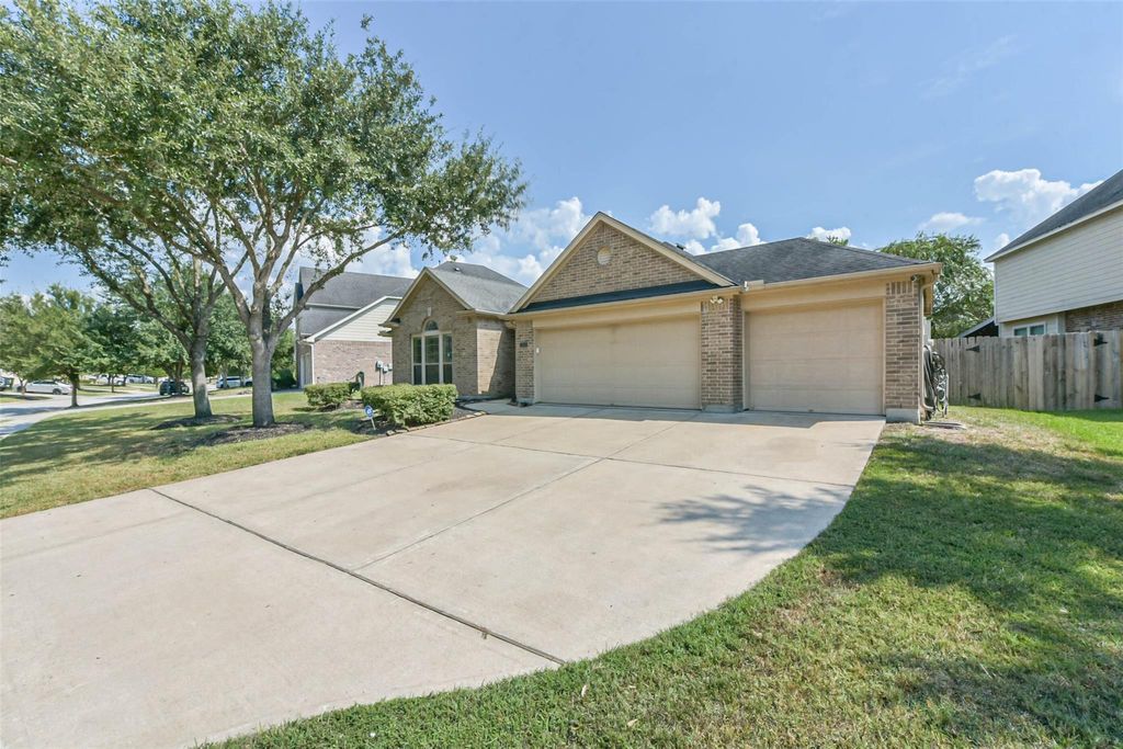 Photo of 13010 Gentle Water Drive, Houston, TX 77044 (MLS # 81159612)