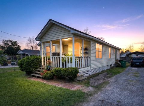 Photo of 214 Palmyra Street, Houston, TX 77022 (MLS # 65017574)