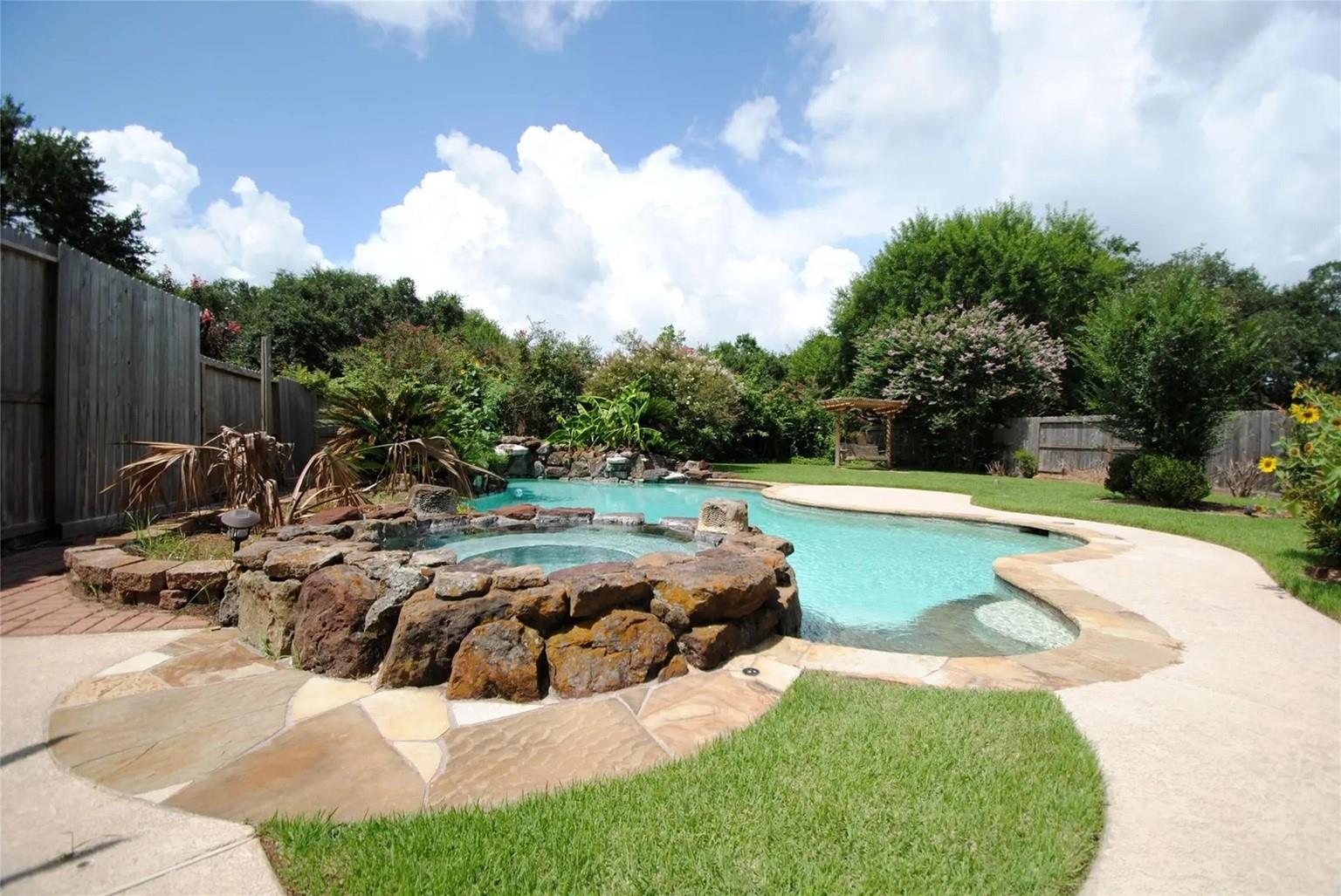 2731 Lakeside Village Drive