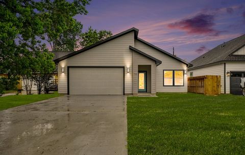 Photo of 708 S Carroll Street, La Porte, TX 77571 (MLS # 46724522)