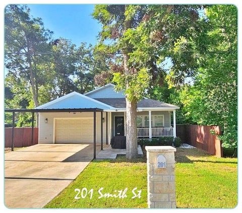 Photo of 201 Smith Street, Columbus, TX 78934 (MLS # 41487176)