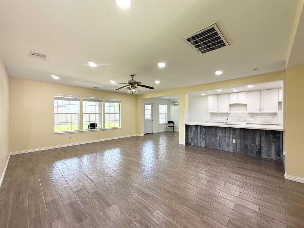 Photo of 910 Staffordale Manor Lane, Houston, TX 77047 (MLS # 73482349)