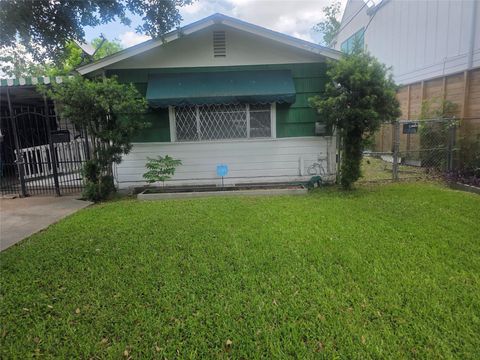 Photo of 5206 Robertson Street, Houston, TX 77009 (MLS # 32601414)