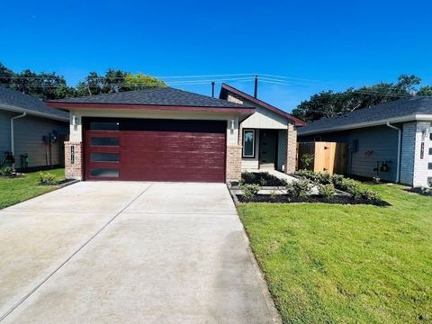 Photo of 12916 Wempe Way Way, Houston, TX 77047 (MLS # 47393369)