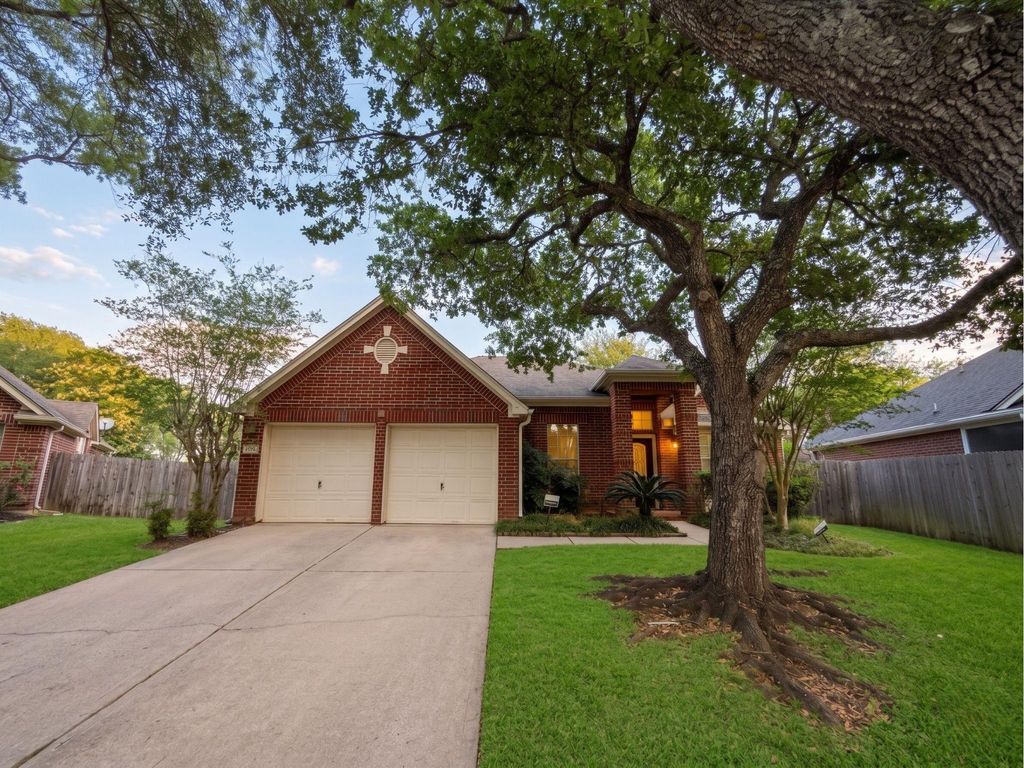 Photo of 111 Chandler Court, Sugar Land, TX 77479 (MLS # 43086397)