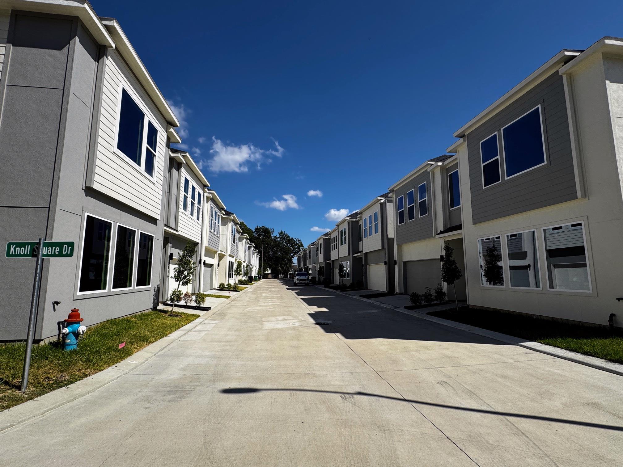 8902 Knoll Leaf Street