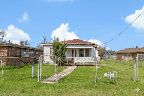 Photo of 878 Granville Drive, Houston, TX 77091 (MLS # 57993832)