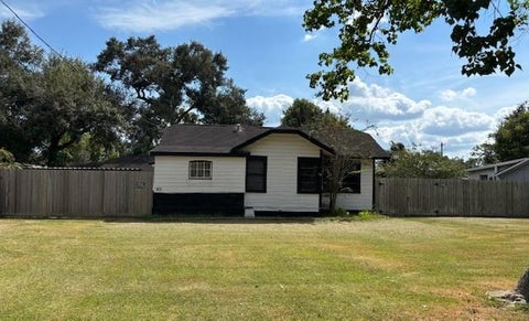 Photo of 1011 West Phillips Street, Alvin, TX 77511 (MLS # 31939176)