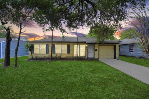 Photo of 4914 Paradise Lane, Houston, TX 77048 (MLS # 33711178)
