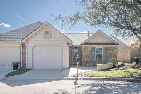 Townhouse For Sale - 619 E Country Grove Circle<br/> Pearland, TX 77584