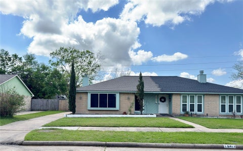 Townhouse For Sale - 16411 Meadowbrook Farm Road<br/> Houston, TX 77082