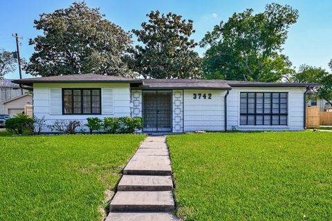 Photo of 3742 Charleston Street, Houston, TX 77021 (MLS # 27703112) Photo of 3742 Charleston Street, Houston, TX 77021 (MLS # 27703112)