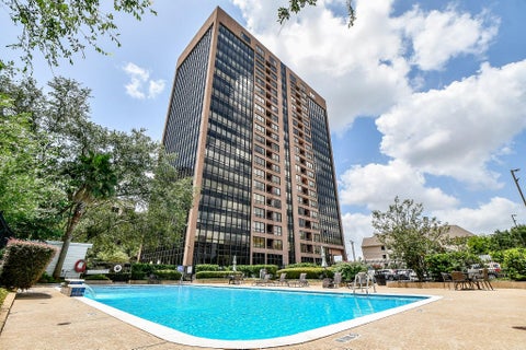 Photo of 5150 Hidalgo Street #1305, Houston, TX 77056 (MLS # 72947444)