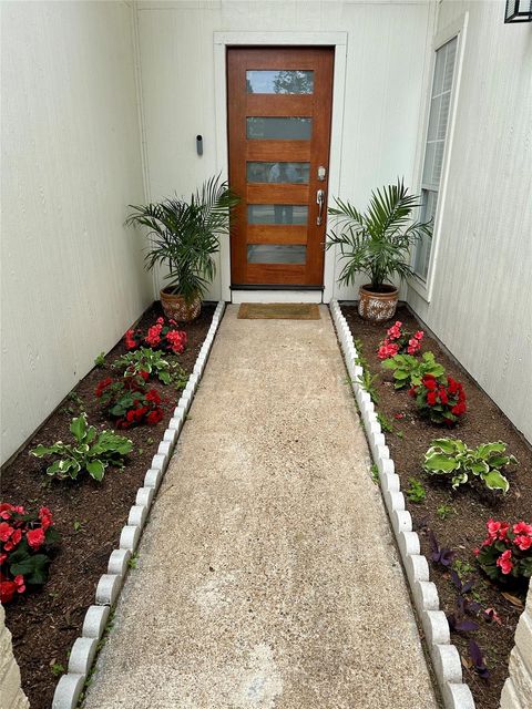 Photo of 16007 Mill Point Drive, Houston, TX 77059 (MLS # 50727611)