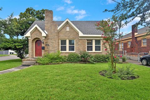 Photo of 4701 Avenue N 1/2, Galveston, TX 77551 (MLS # 22021959)
