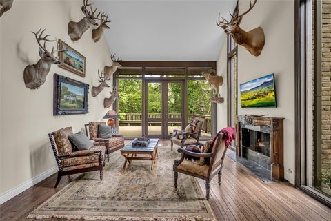 Photo of 20 Sugarberry Circle, Houston, TX 77024 (MLS # 35187020)