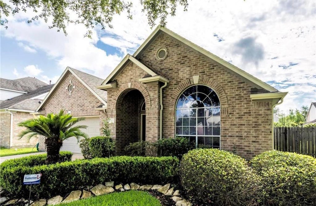 Photo of 3827 Shady Breeze Drive, Houston, TX 77082 (MLS # 98034020)