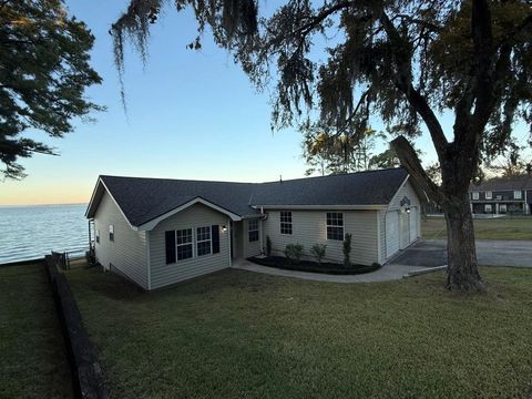 Photo of 102 Bridgelanding, Onalaska, TX 77360 (MLS # 83077437)