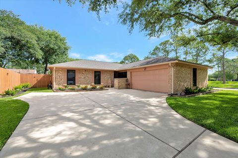 Photo of 16023 Mill Point Drive, Houston, TX 77059 (MLS # 71535570)